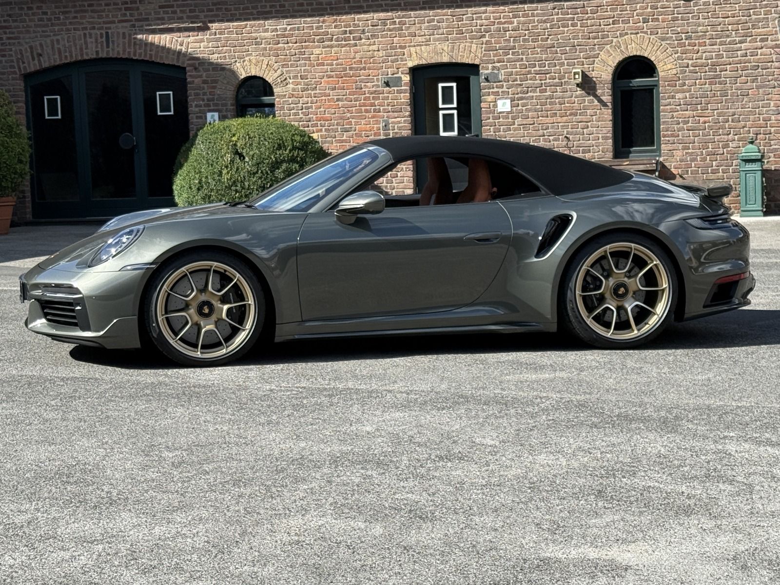 Porsche 992 911  Turbo S Cabriolet HERITAGE DESIGN*SPORT