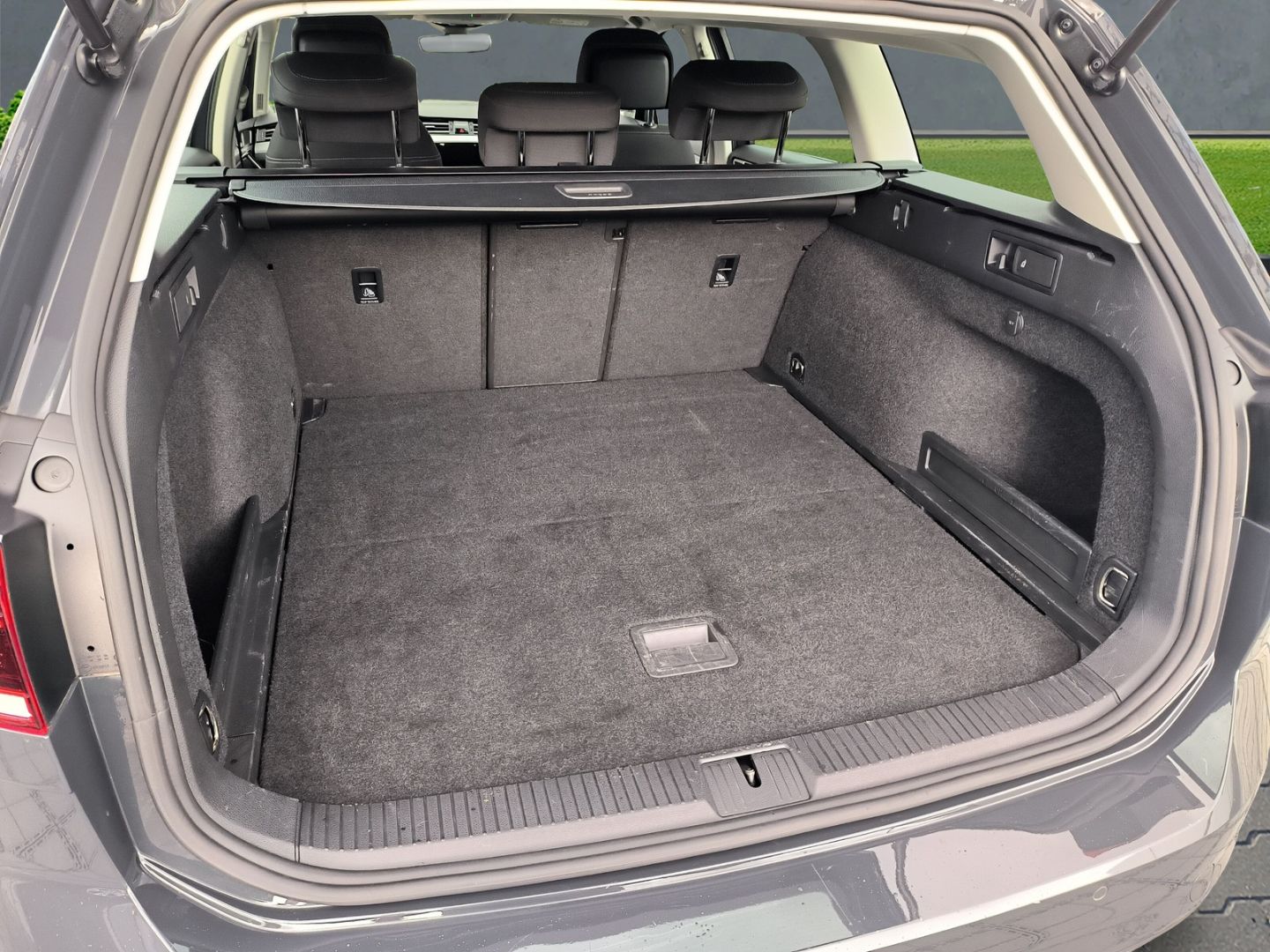 Volkswagen Passat Variant Business 2.0 TDI - Samsaru's Car Outlet