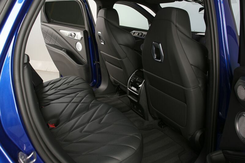 BMW XM 50e NP 152539.- AHK Massage ACC Park+ B&W HuD