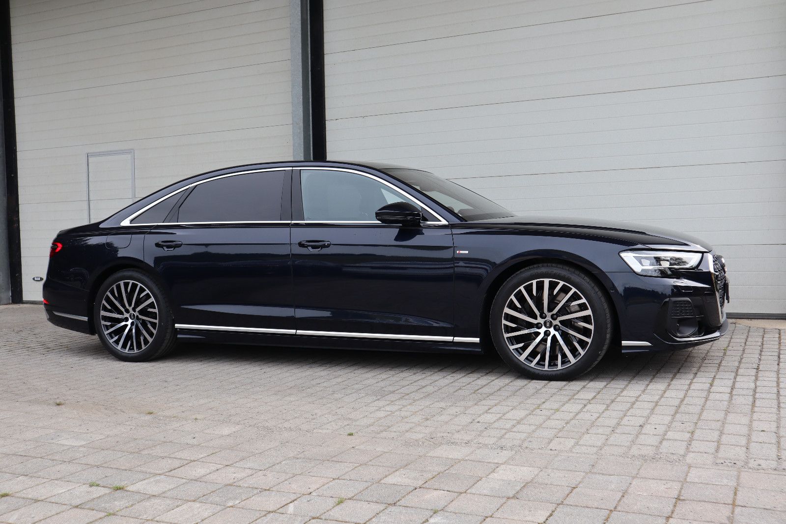 Audi A8L 60 TFSIe lang S-LINE - Samsaru's Car Outlet
