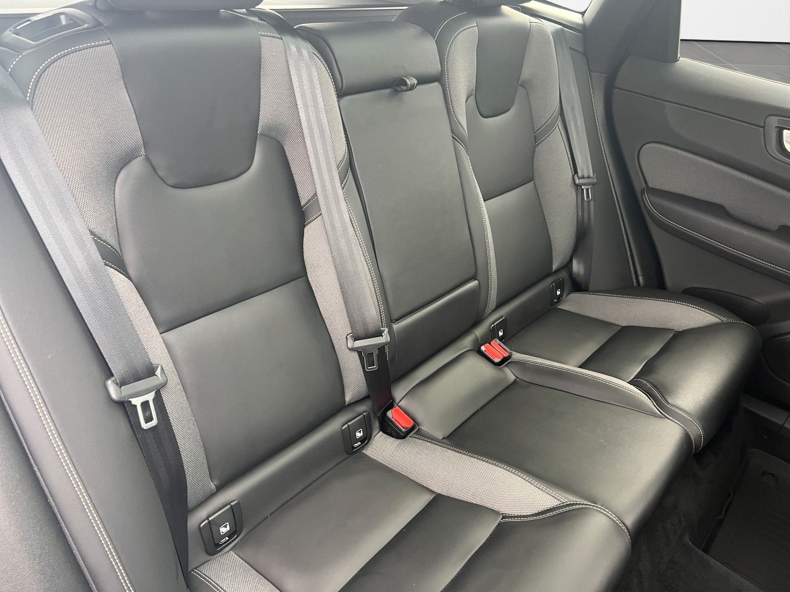Volvo XC60 B4 D AWD R Design - Samsaru's Car Outlet