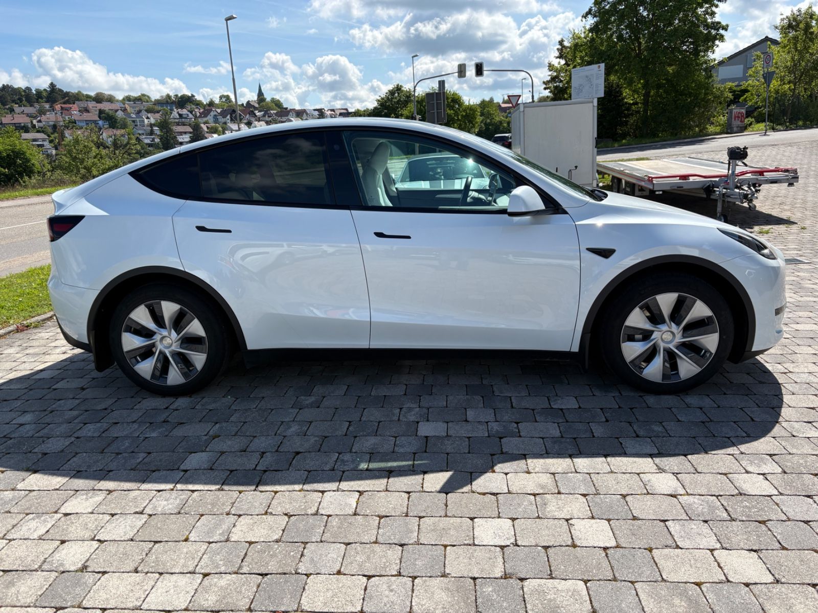 Tesla Model Y RWD Innen weiß