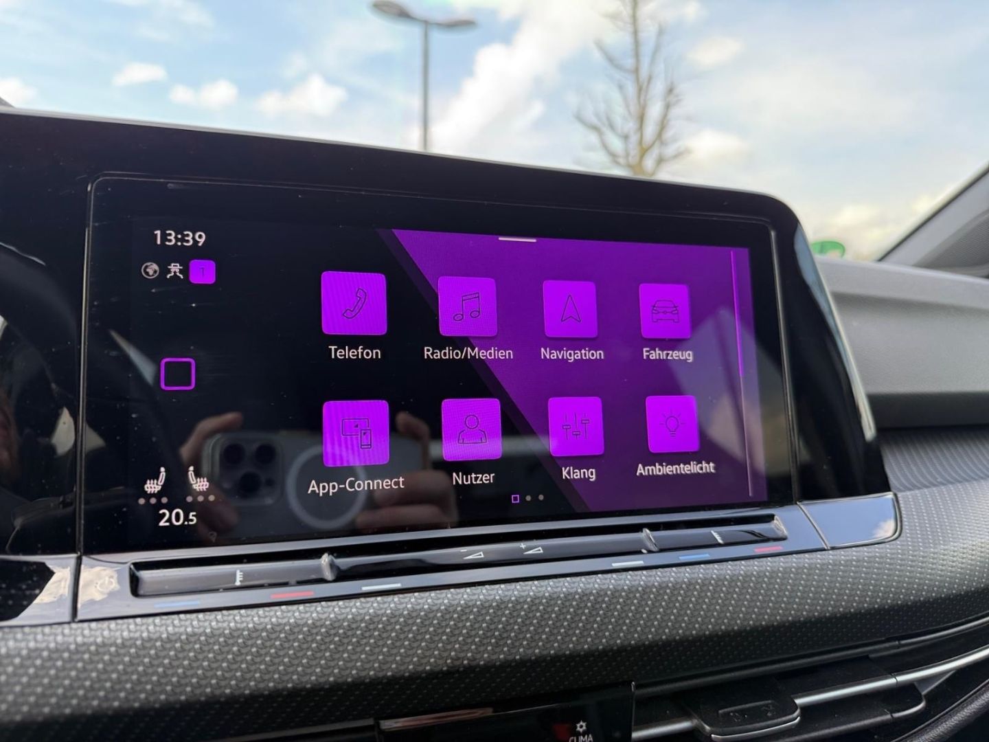 Volkswagen Golf 8 VIII R-Line 1.5 eTSI - Samsaru's Car Outlet
