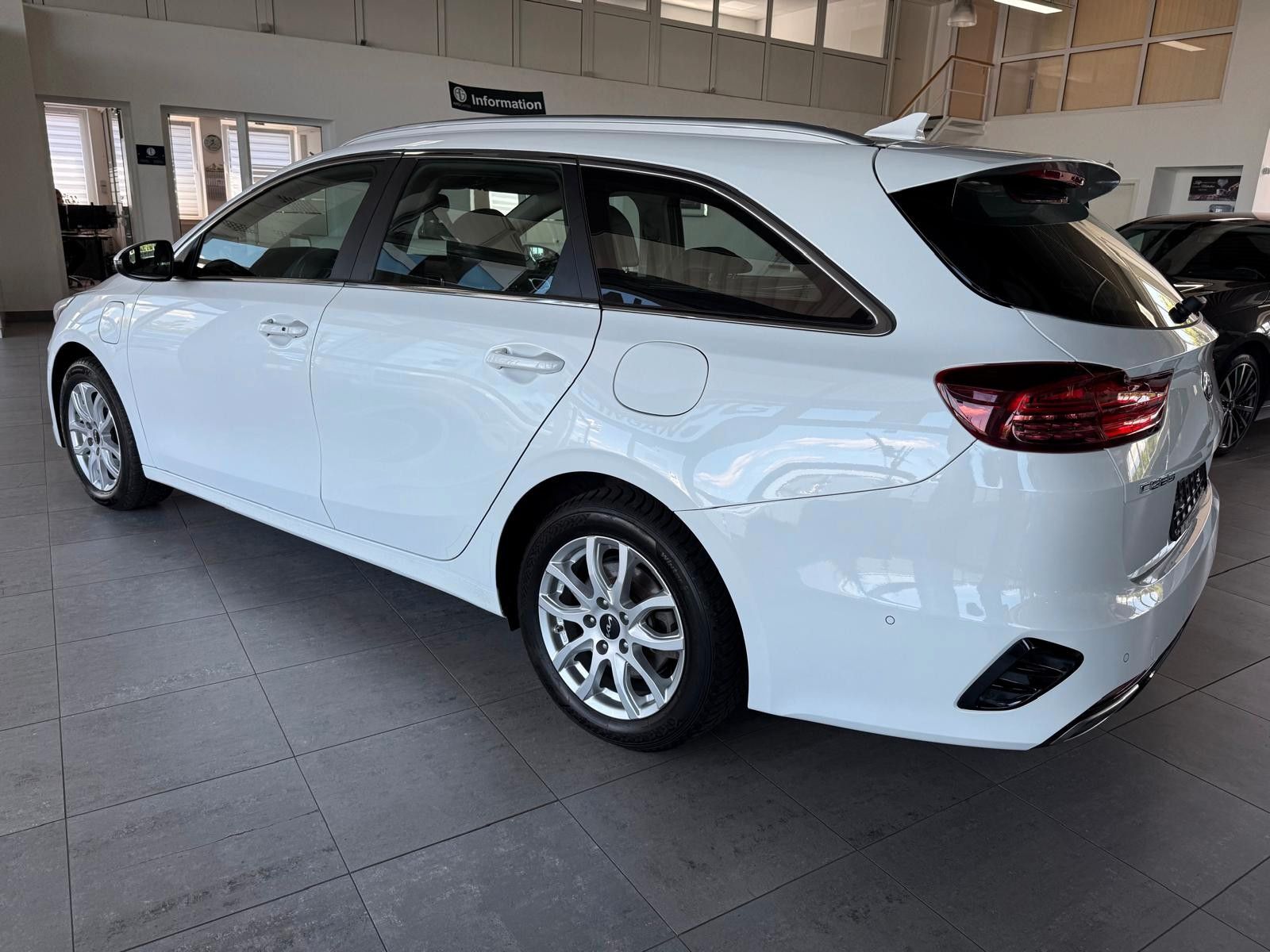 Kia cee'd Sportswagon Plug-in Hybrid Spirit - Samsaru's Car Outlet