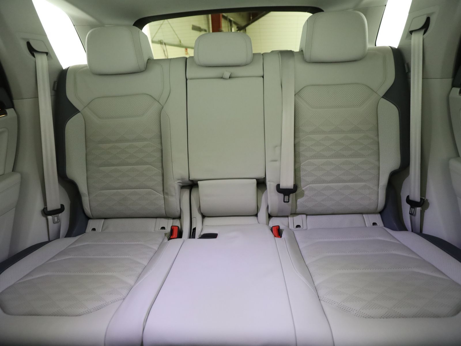 Volkswagen Touareg 3.0 TDI R-Line 4M - Samsaru's Car Outlet