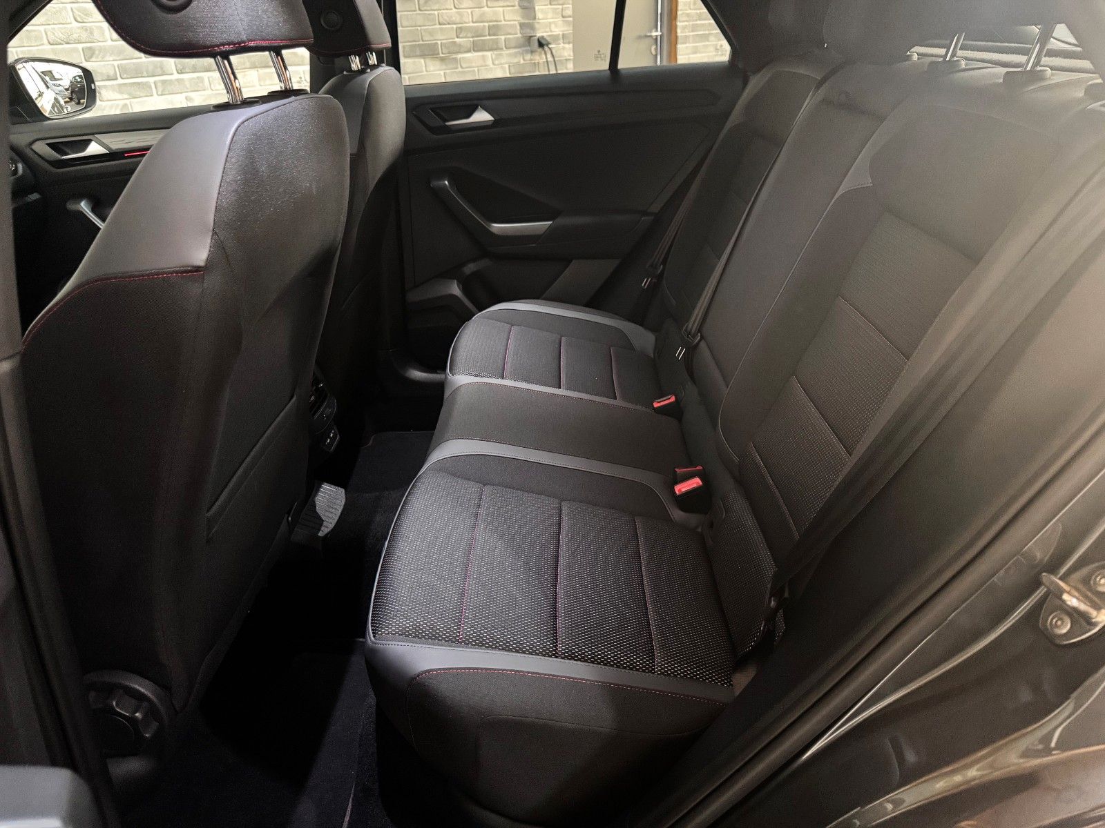 Volkswagen T-Roc Sport 1.5 TSI ACT - Samsaru's Car Outlet
