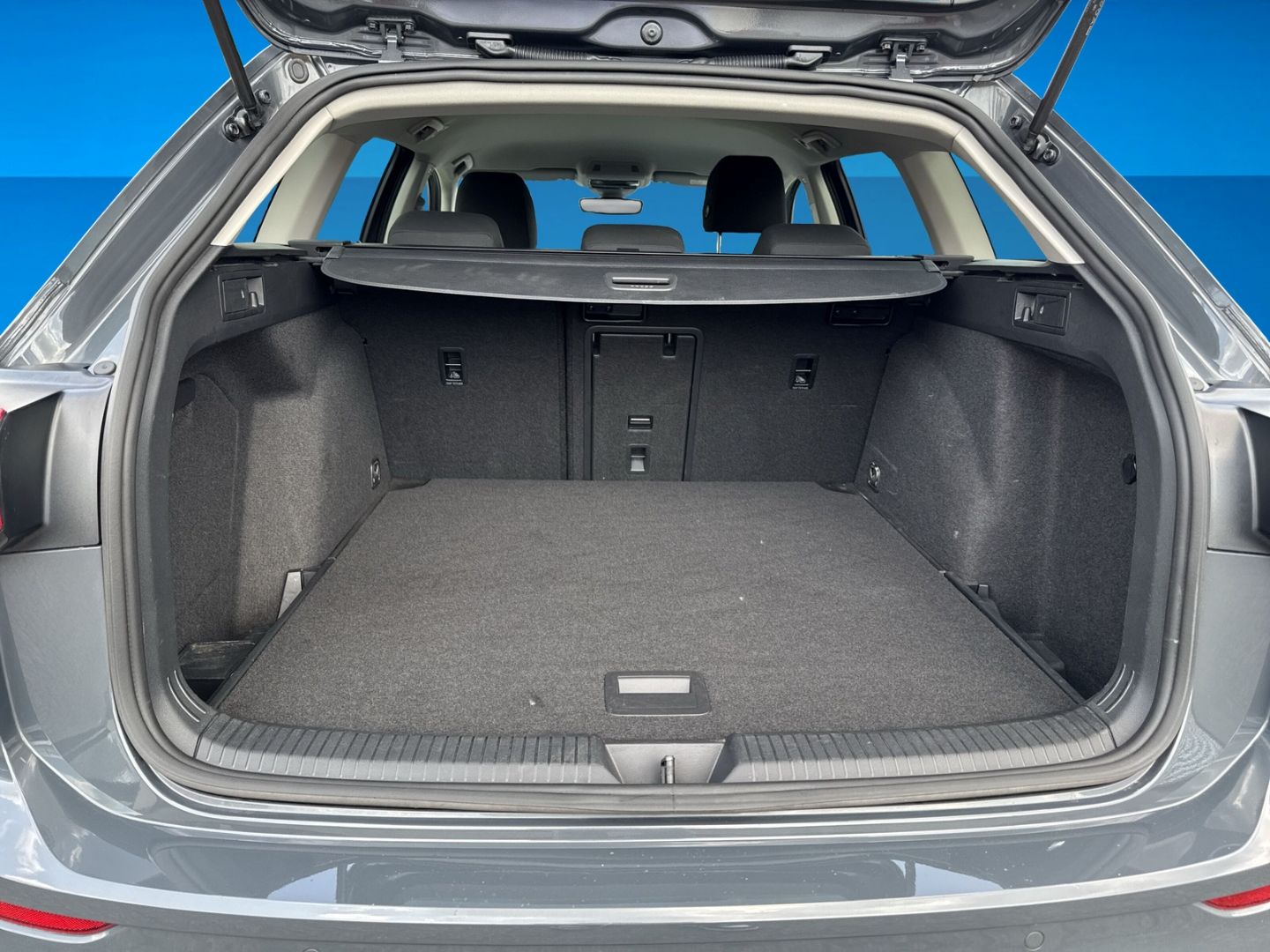 Volkswagen Golf Variant 8 2.0 TDI DSG Life - Samsaru's Car Outlet