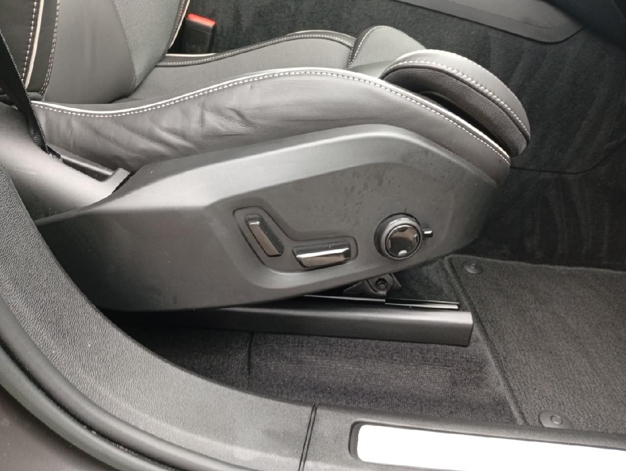 Volvo XC60 B4D Gear. Ultimate Dark AWD/Head-UP/Pano-D.