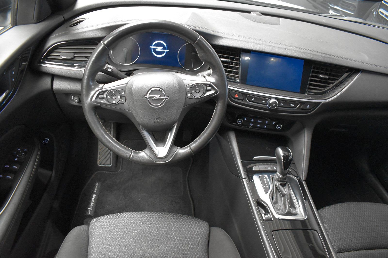 Opel Insignia B Sports Tourer Business - Samsaru's Car Outlet