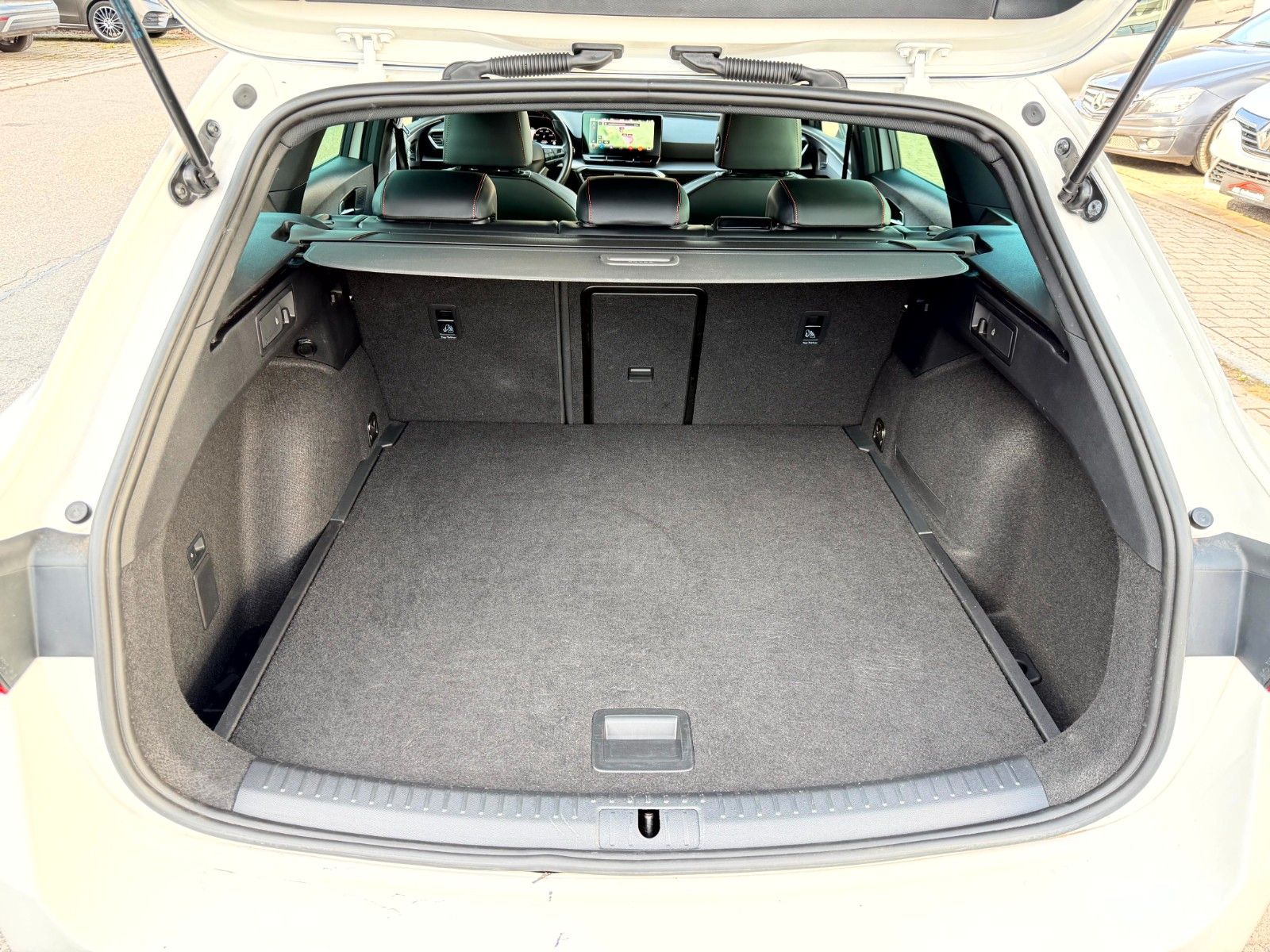 Seat Leon 1.5 eTSI ACT FR DSG Sportstourer Navi_Kamer