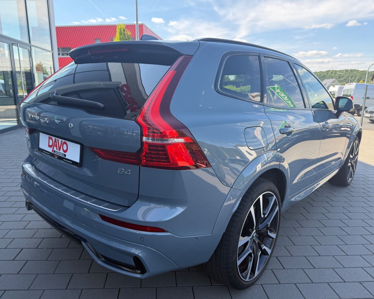 Volvo XC60 R-Design - Samsaru's Car Outlet
