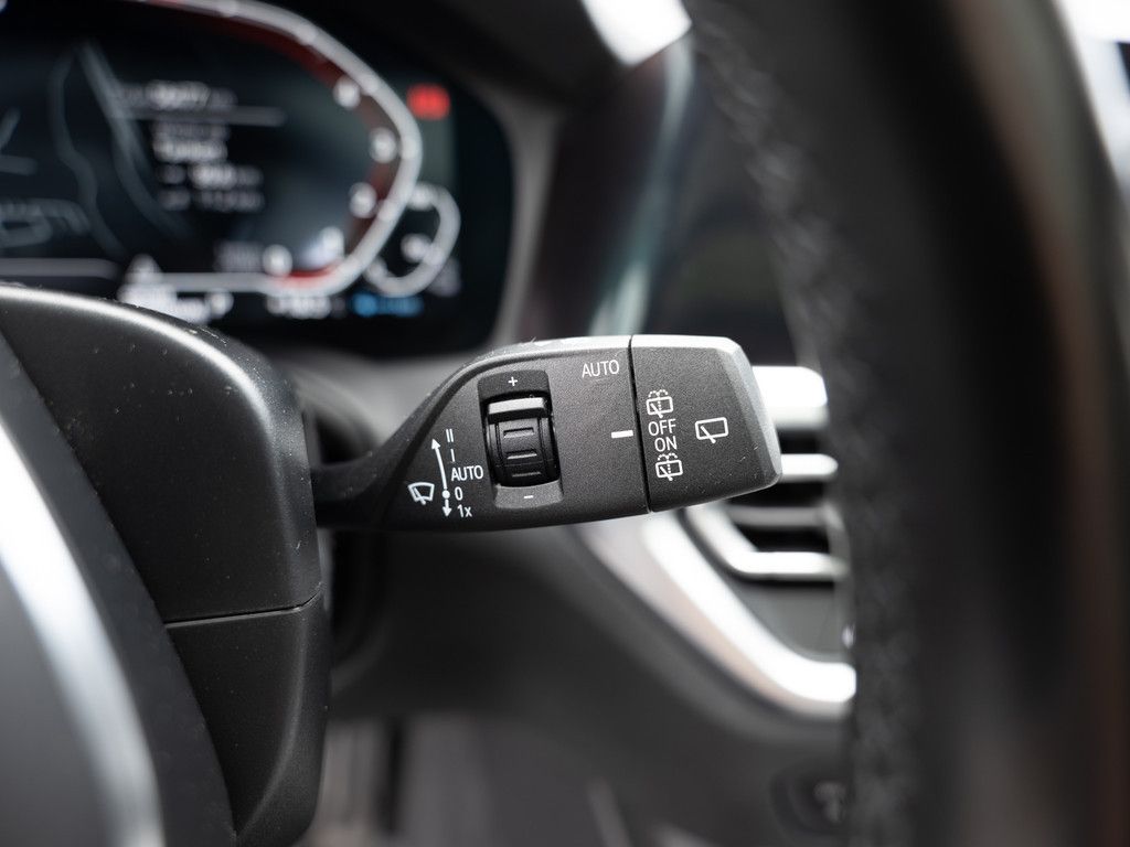 BMW 330e Touring xDrive M-Sport PANO AHK HUD LASER