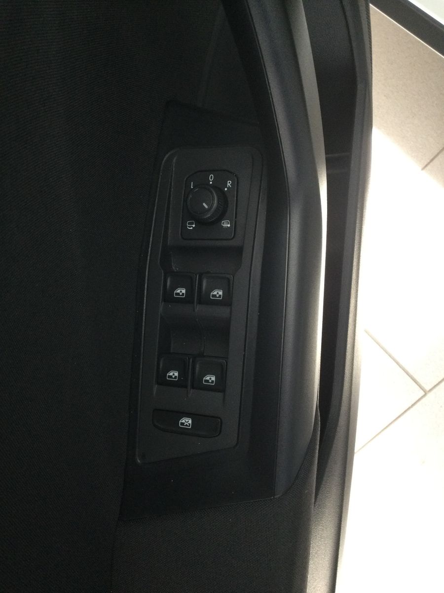Volkswagen T-Roc Life - Samsaru's Car Outlet