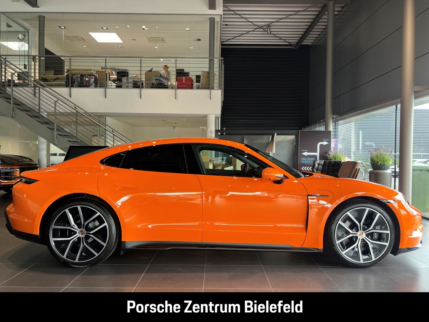 Porsche Taycan GTS Pastellorange Soft-Close SurroundView