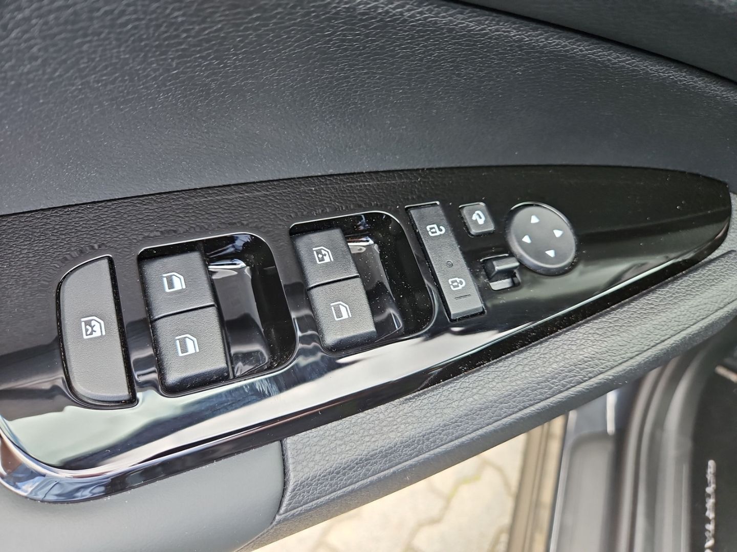 Kia Sportage 1.6T PHEV DCT AWD Vision - Samsaru's Car Outlet