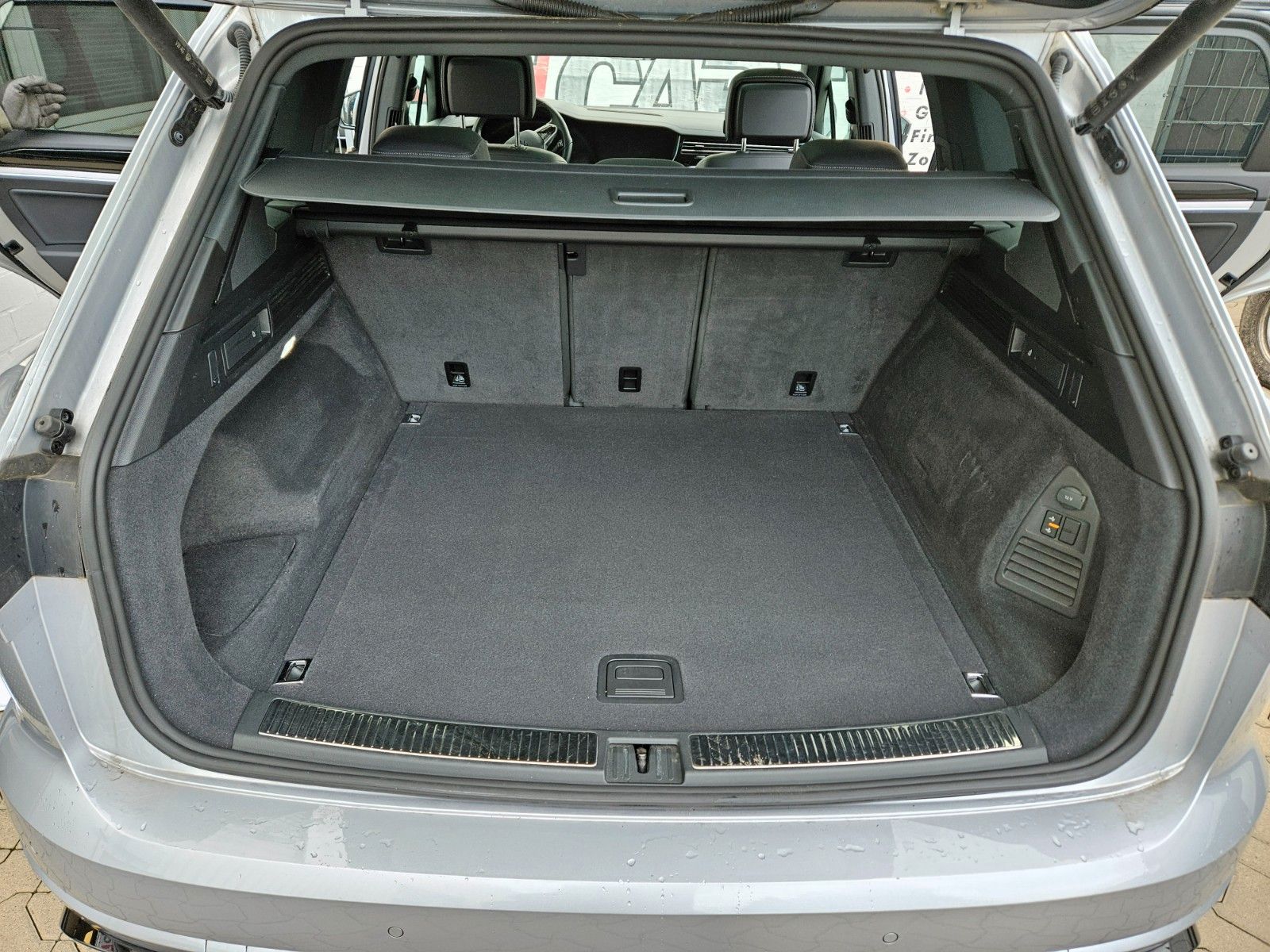 Volkswagen Touareg R-Line 4Motion - Samsaru's Car Outlet