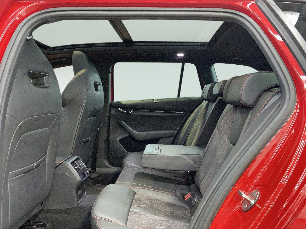 Skoda Octavia Combi RS First Edition - Samsaru's Car Outlet