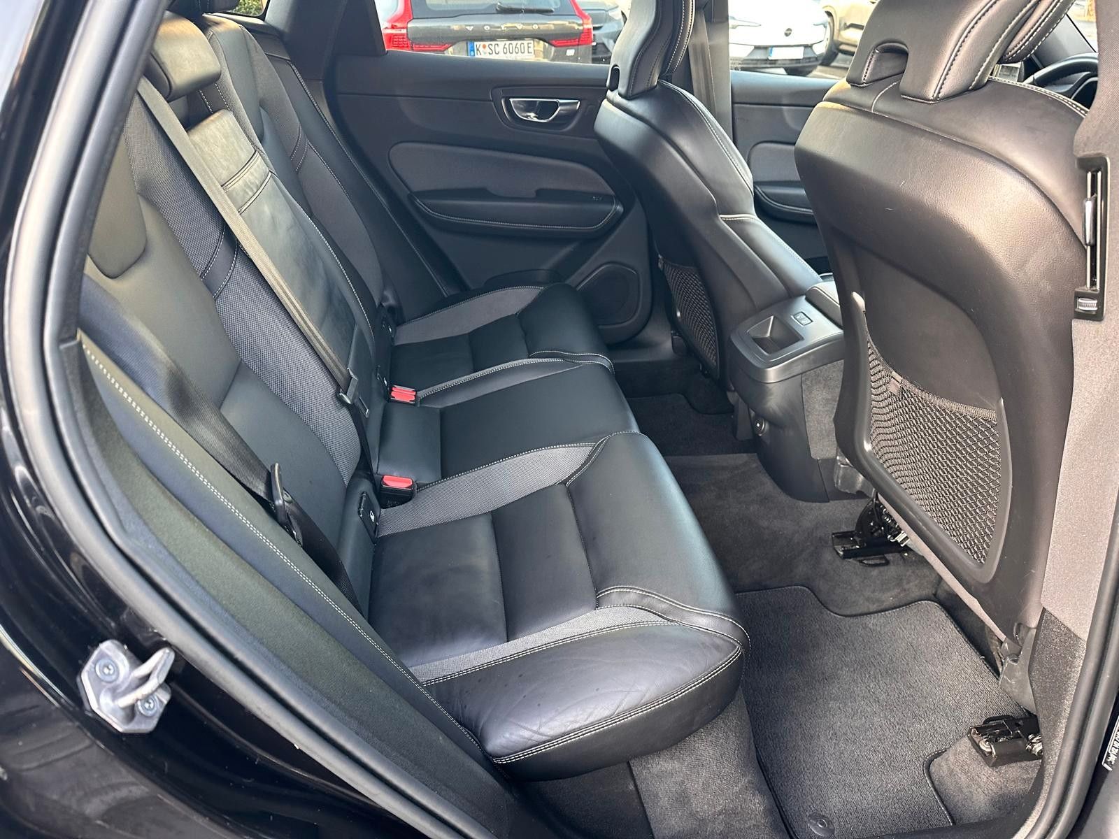 Volvo XC60 B4 AWD R Design AHK,ACC,Standh,Kam