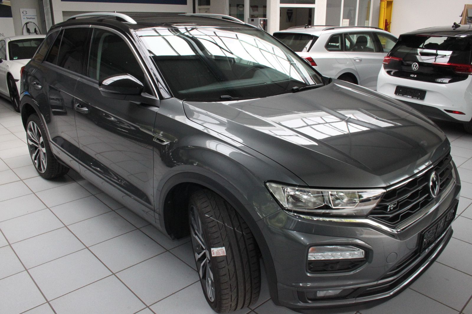 Volkswagen T-Roc R-Line DSG - Samsaru's Car Outlet