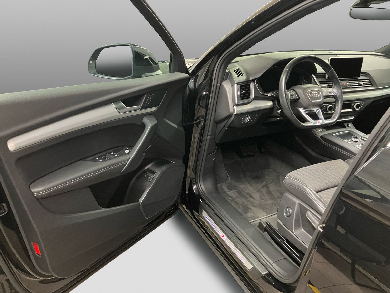 Audi Q5 55 TFSIe quattro S line - Samsaru's Car Outlet