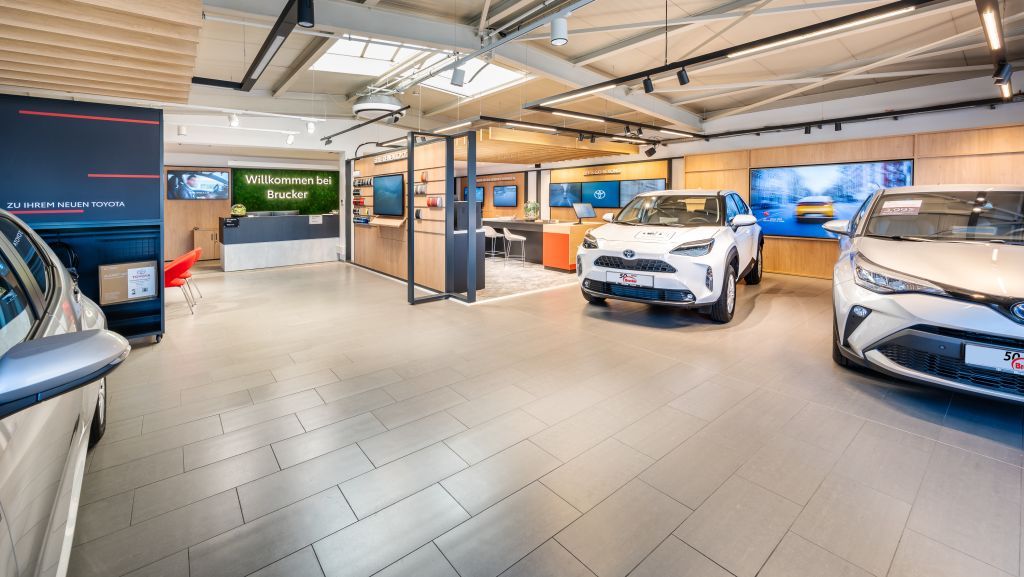 Toyota Yaris Hybrid 1.5 Business Edition - Samsaru's Car Outlet