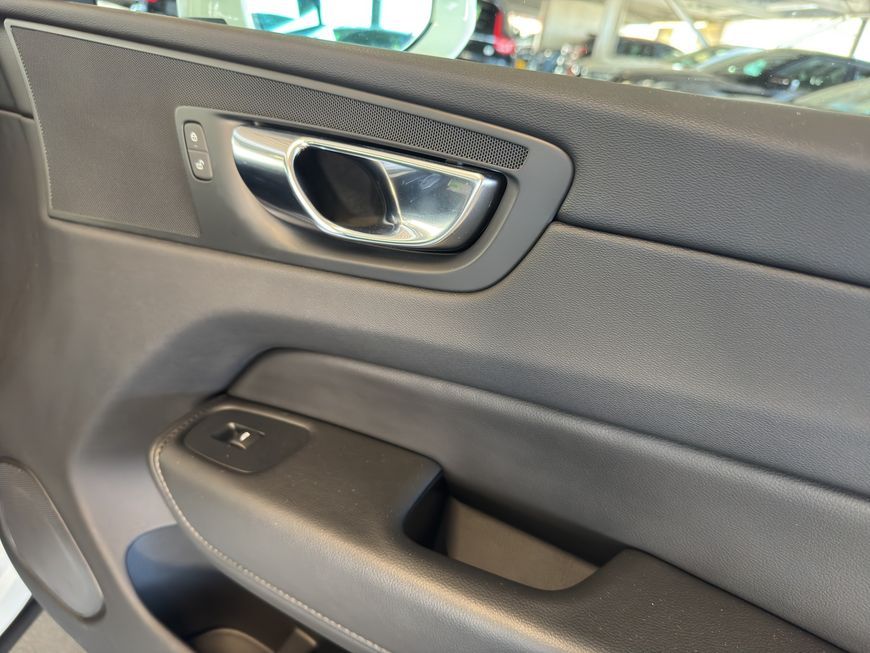 Volvo XC60 B5 D AWD Momentum Pro - Samsaru's Car Outlet
