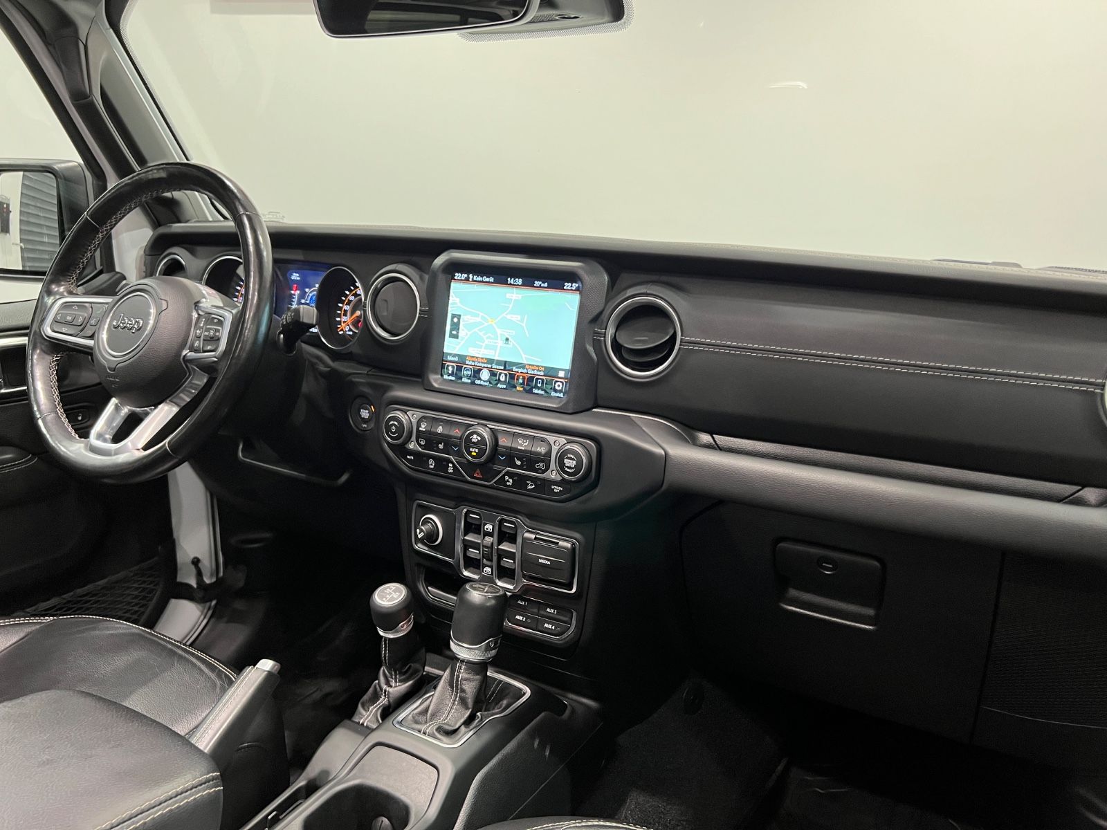 Jeep Wrangler Unlimited Sahara Softtop Sky One-Touch