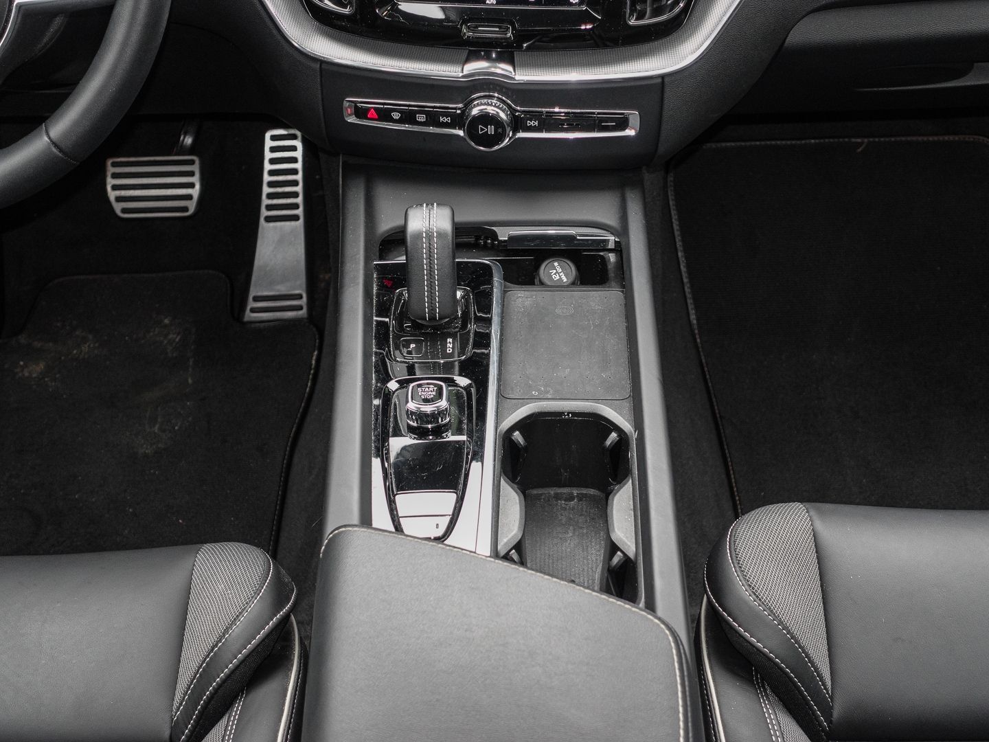 Volvo XC60 R Design Recharge Plug-In Hybrid AWD HUD St