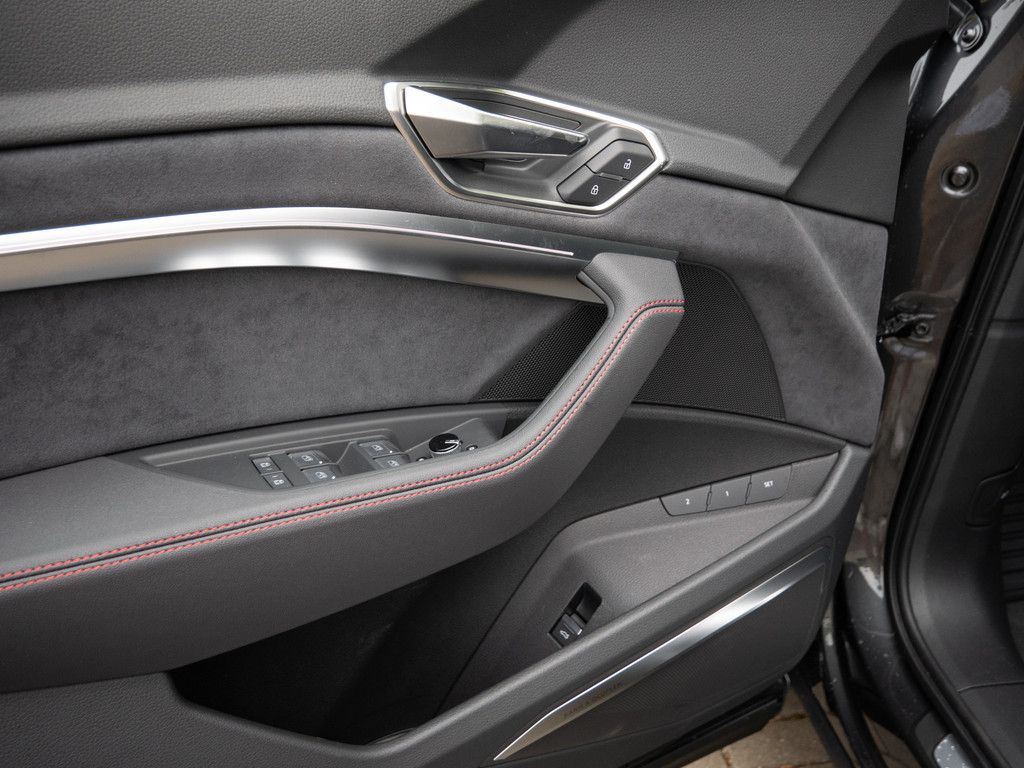 Audi Q8 S line 50 e-tron quattro - Samsaru's Car Outlet