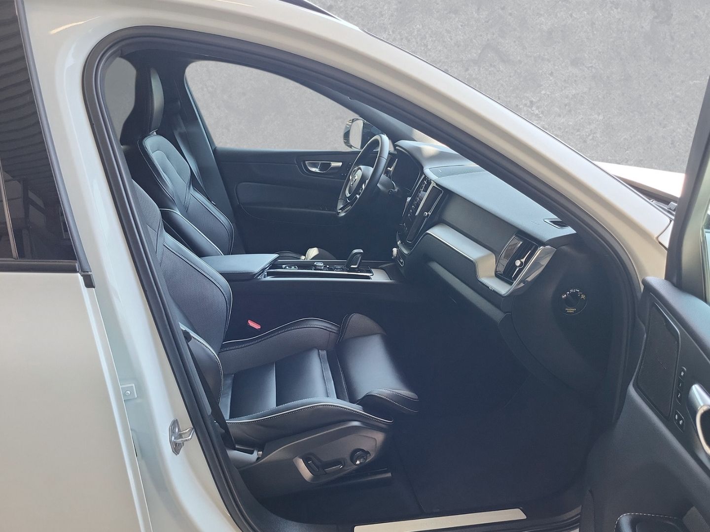 Volvo XC60 R Design Recharge Plug-In Hybrid AWD - Samsaru's Car Outlet