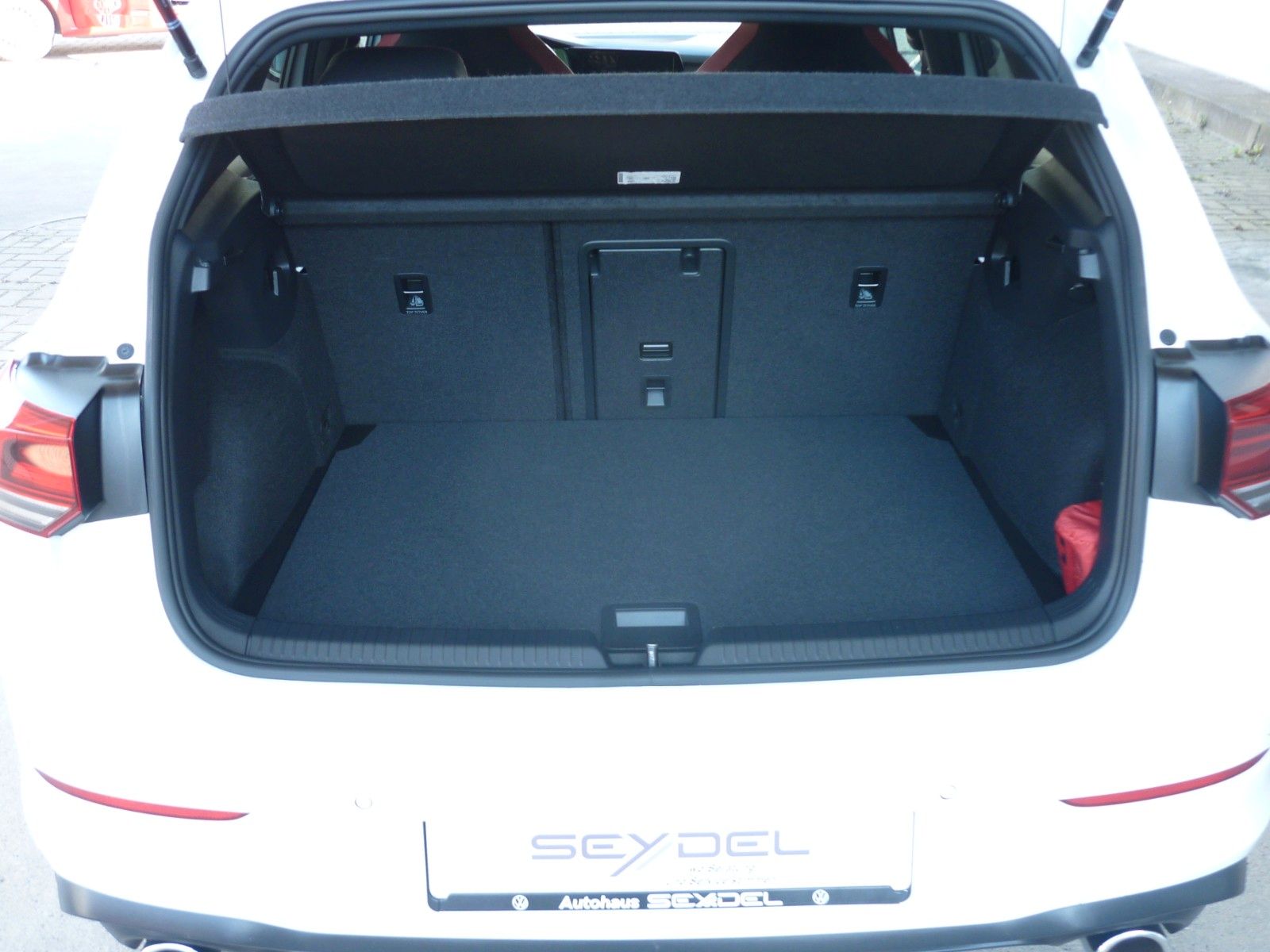 Volkswagen Golf VIII GTI DSG - Samsaru's Car Outlet
