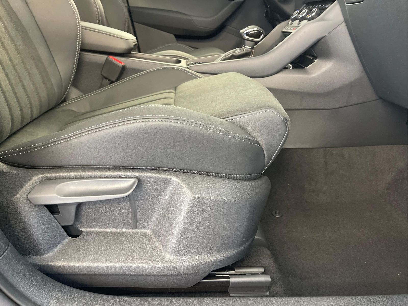 Skoda Karoq Sportline TSI 4x4 360°+19 Zoll+Navi+AHK...