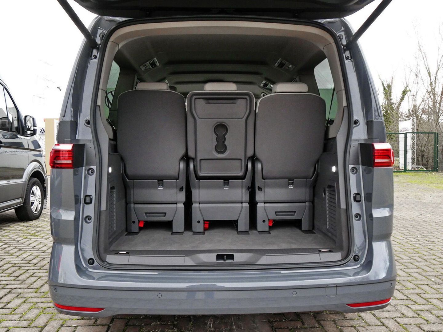 Volkswagen T7 Multivan Basis - Samsaru's Car Outlet