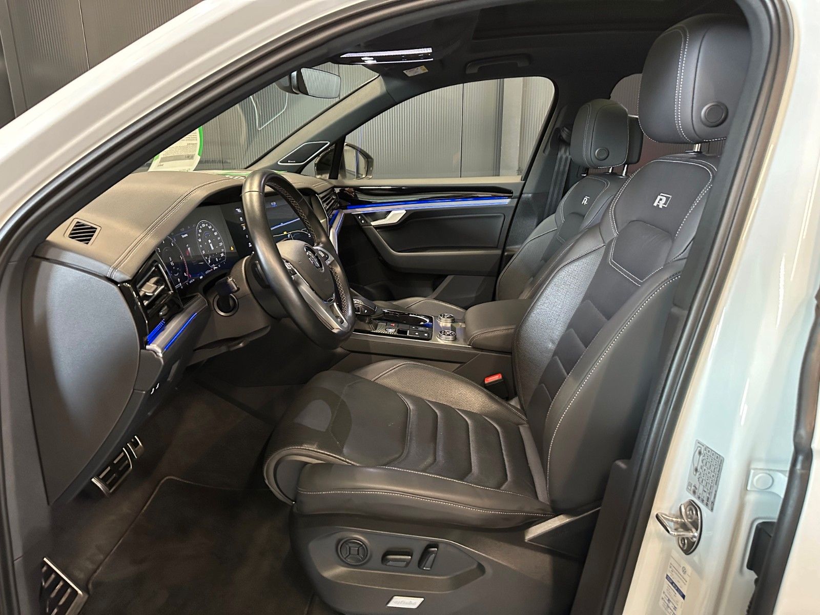 Volkswagen Touareg R-Line 4Motion Black - Samsaru's Car Outlet