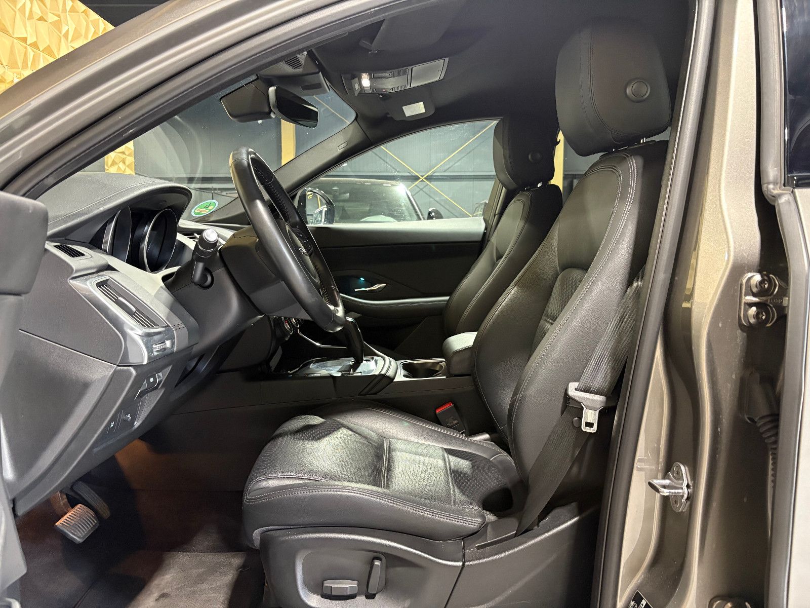 Jaguar E-PACE S/NAVI/KAMERA/APPLE/ACC/SHZ/KLIMA/TOTWINK