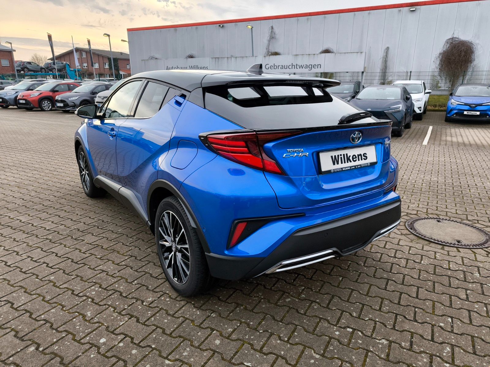 Toyota C-HR Hybrid Style - Samsaru's Car Outlet