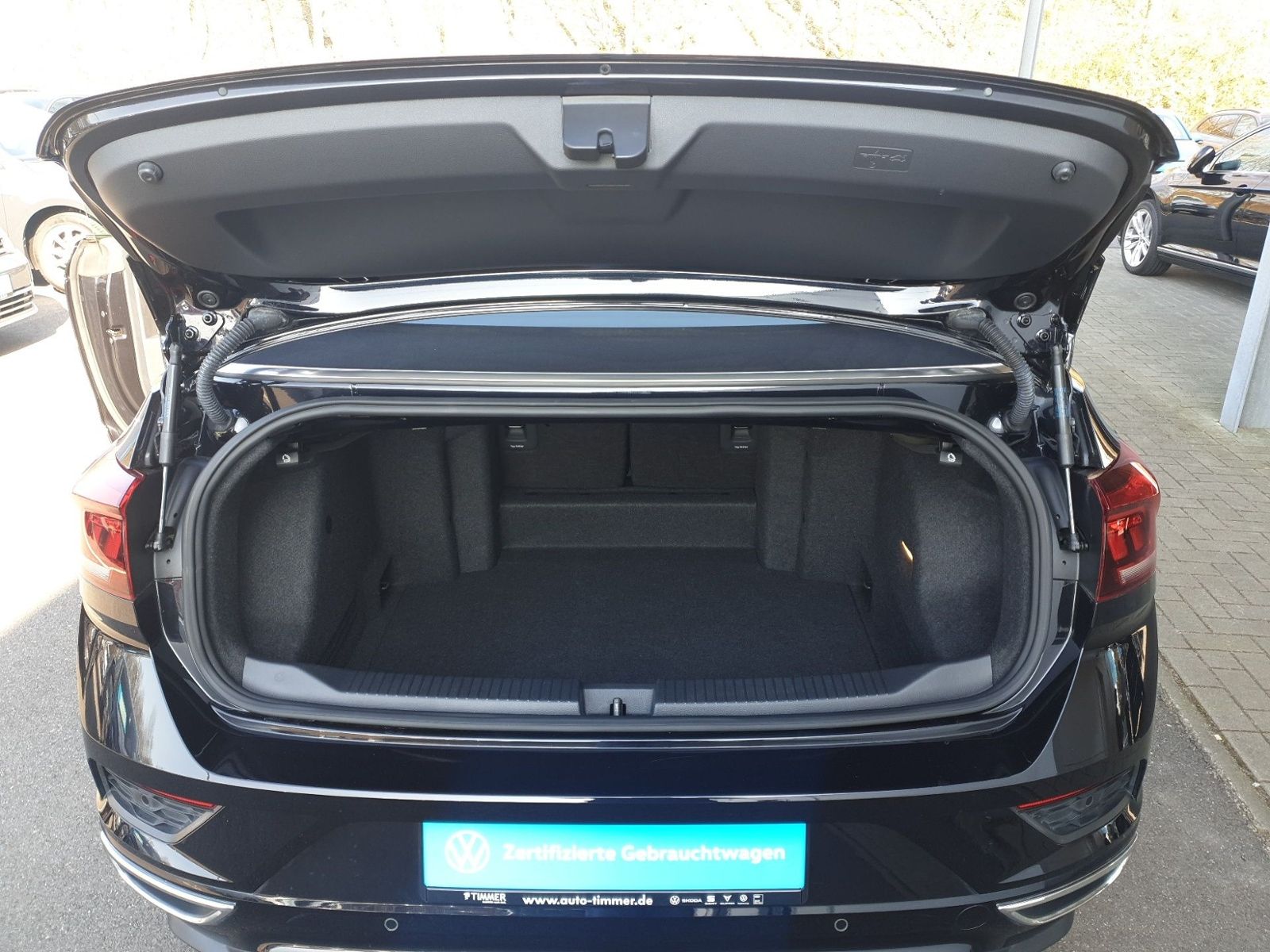 Volkswagen T-Roc 1.5 TSI R-LINE - Samsaru's Car Outlet