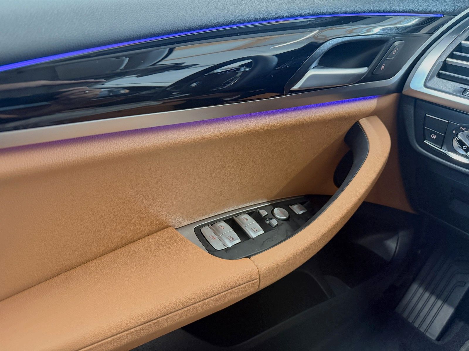 BMW X3 xDrive 20i Laser - Samsaru's Car Outlet