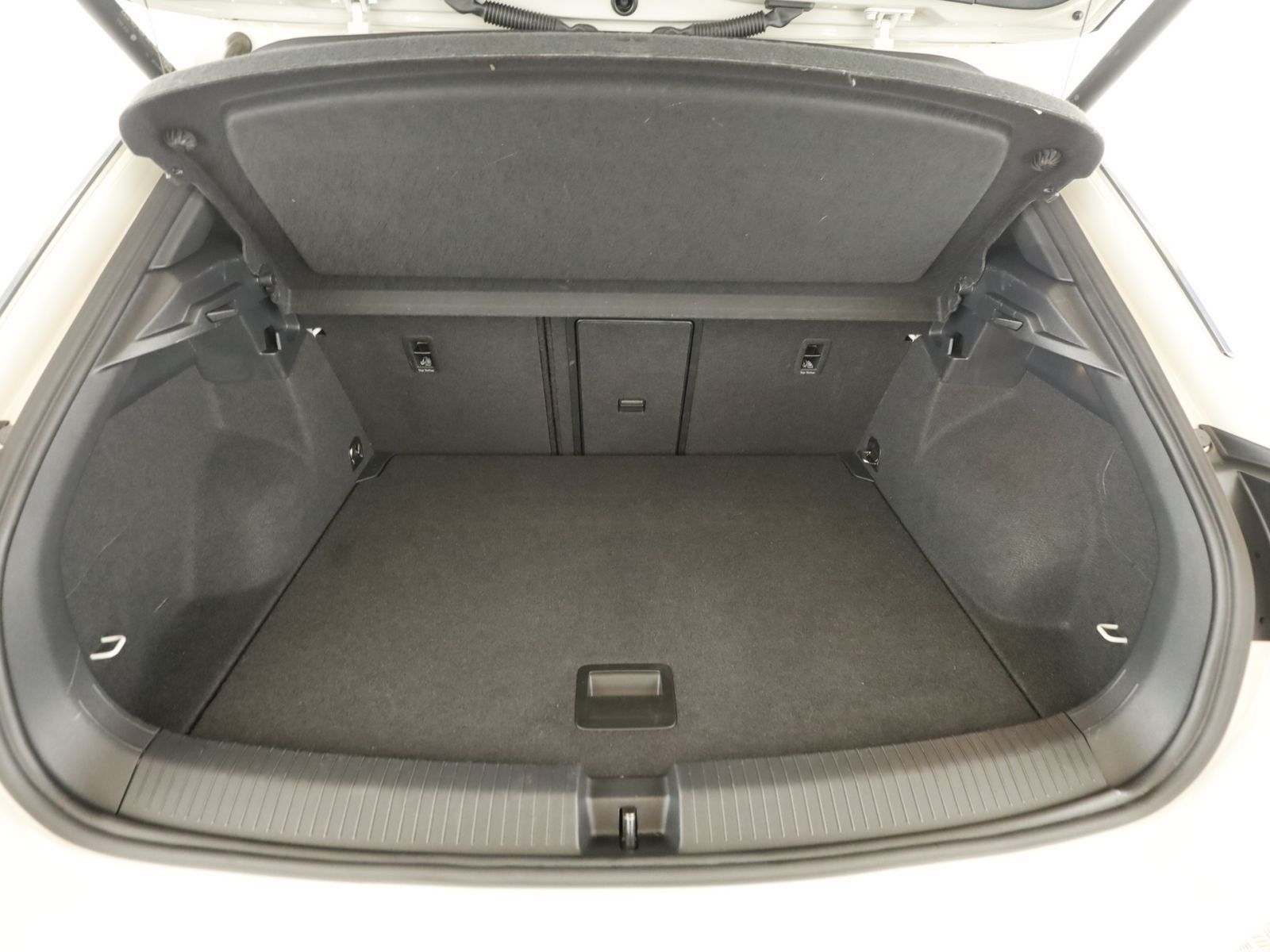 Volkswagen T-Roc 1.5 TSI R-Line - Samsaru's Car Outlet