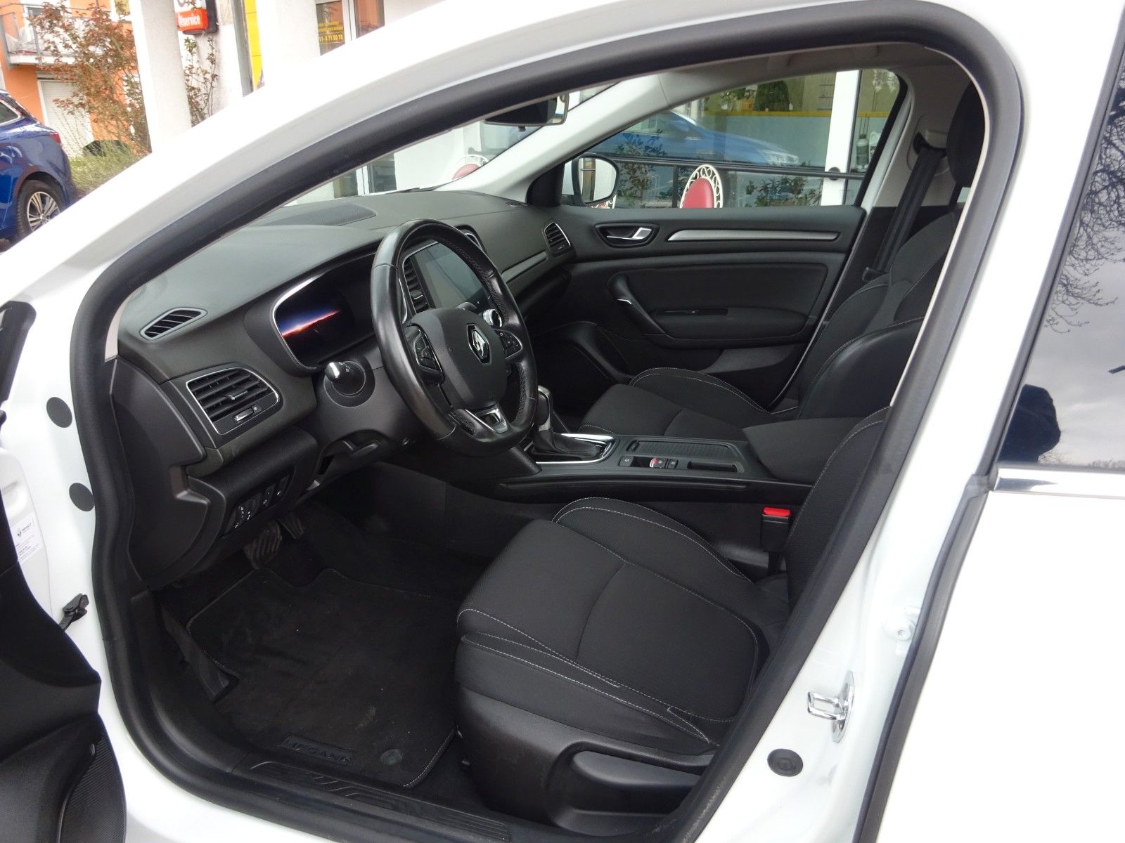 Renault Megane Grandtour Zen E-Tech Plug-in Hybrid - Samsaru's Car Outlet