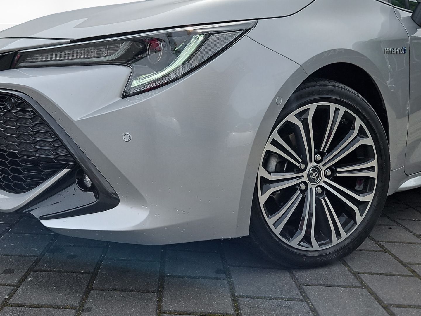 Toyota Corolla Touring Sports 1.8 Hybrid Club - Samsaru's Car Outlet