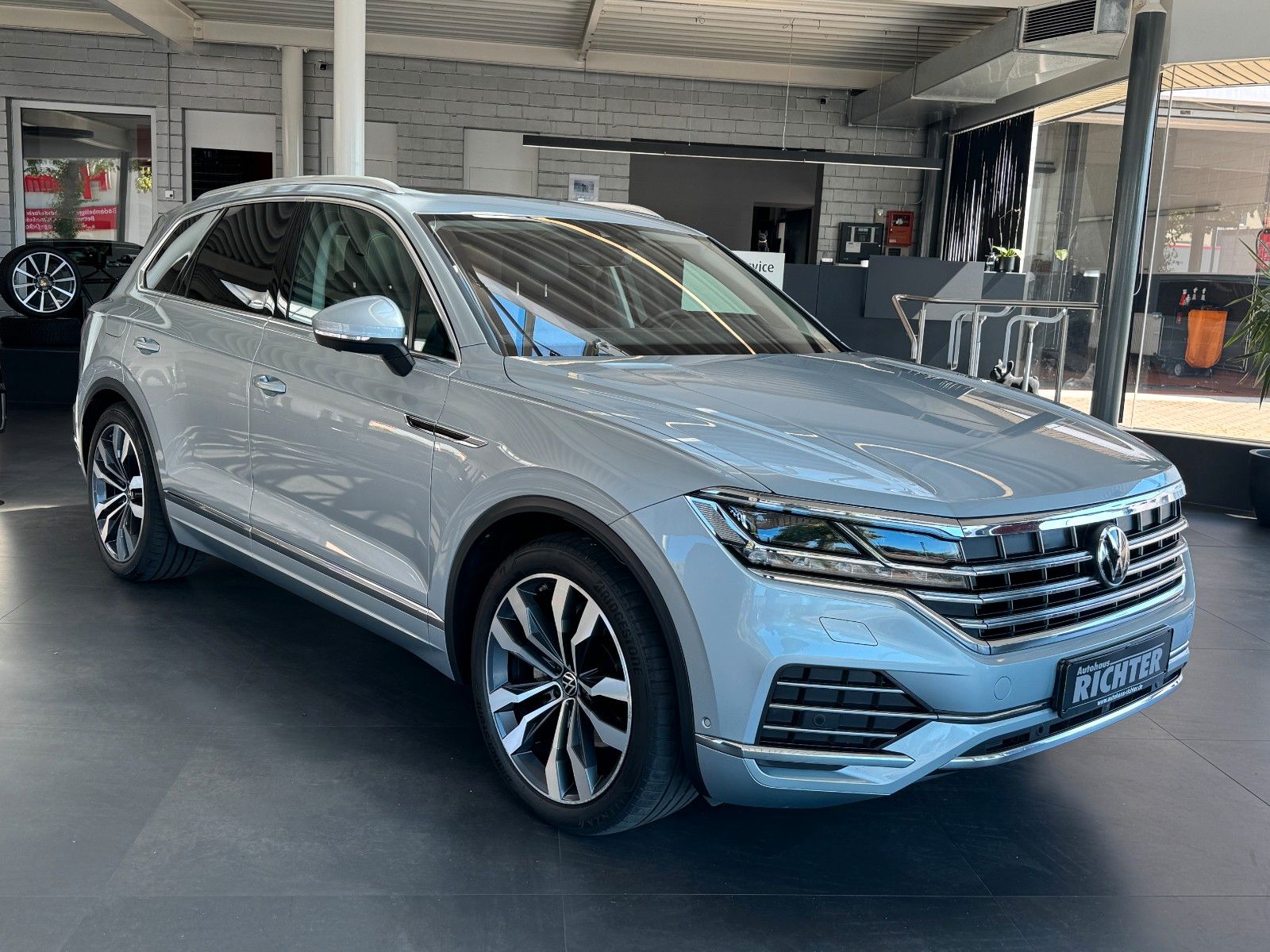Volkswagen Touareg 3.0TDI Elegance 4Motion - Samsaru's Car Outlet