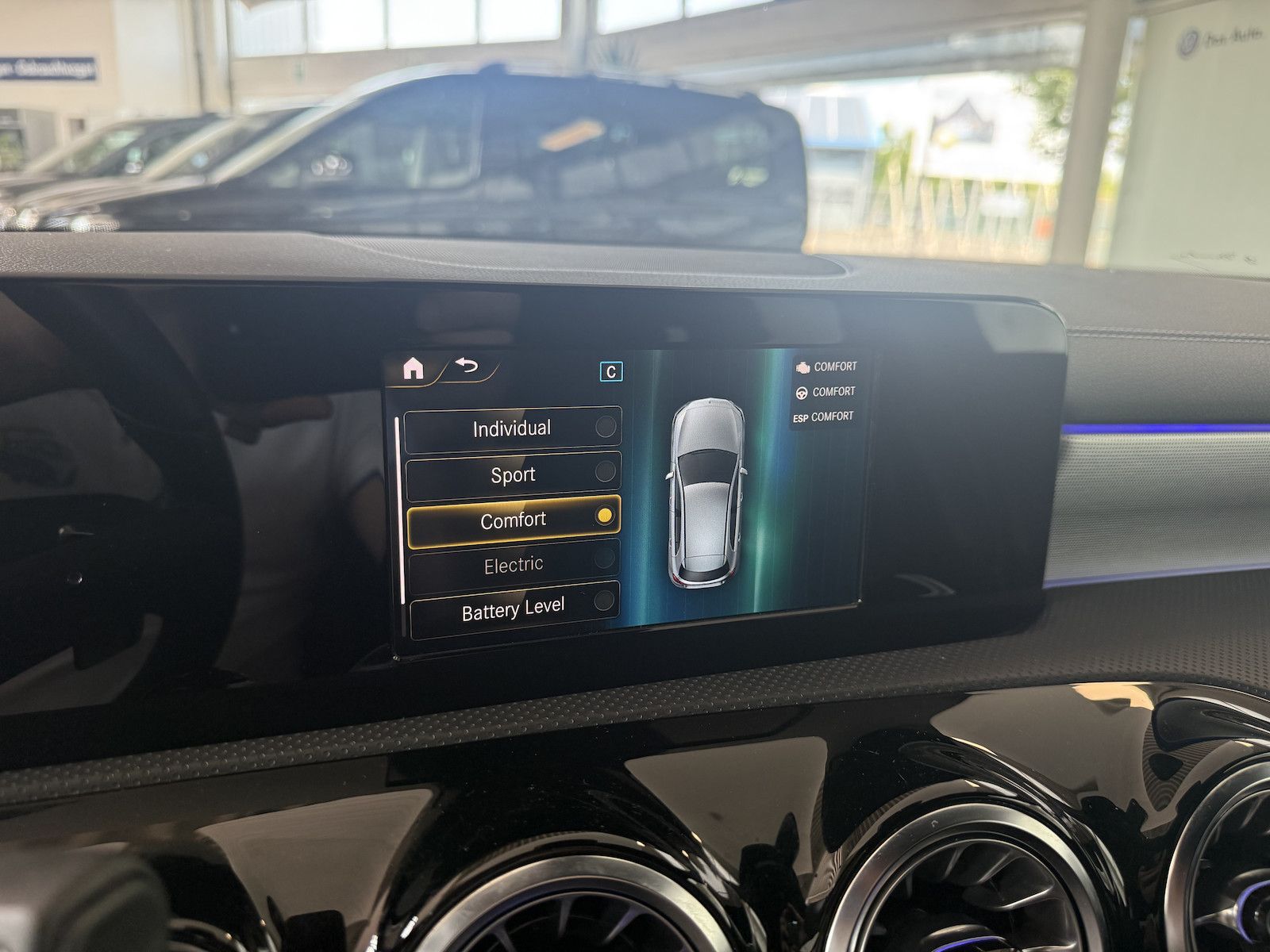 Mercedes-Benz A 250 e AMG-LINE - Samsaru's Car Outlet