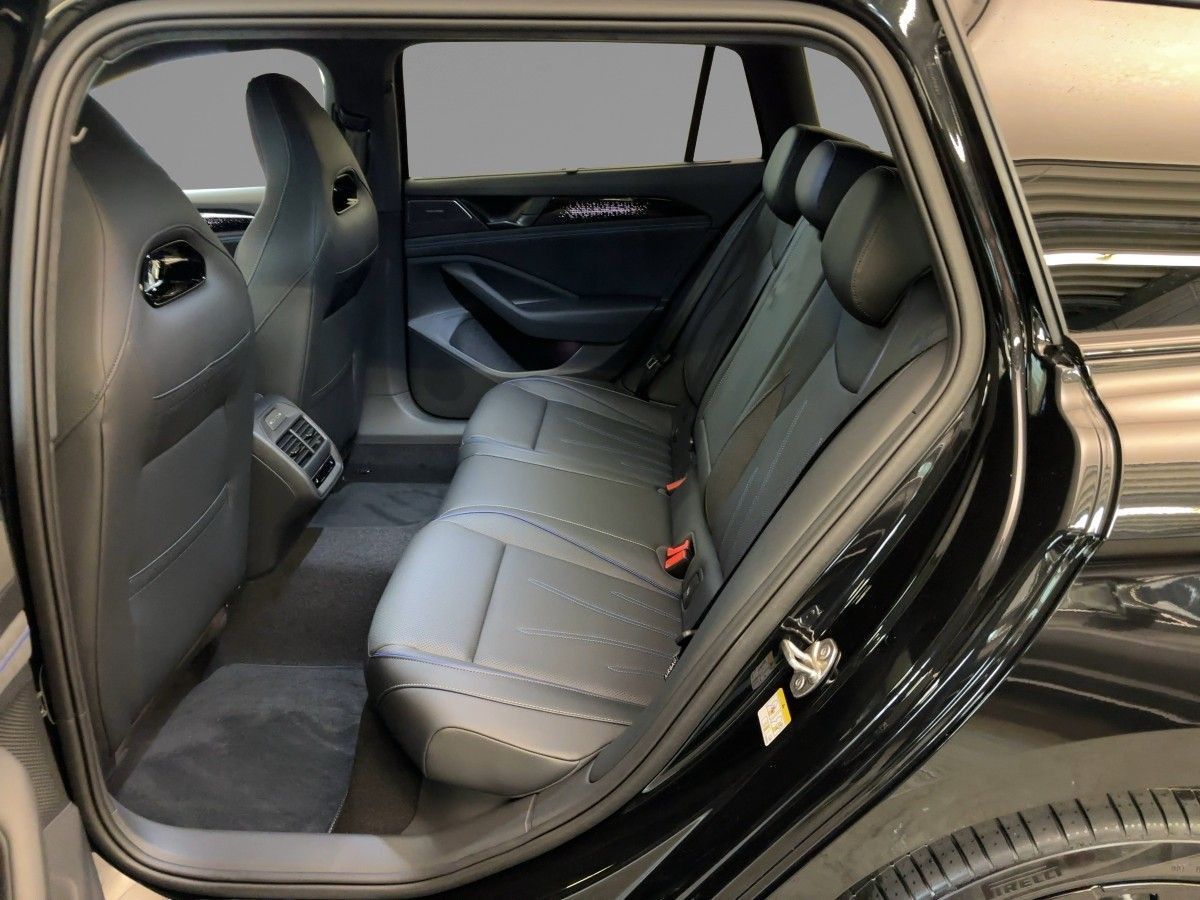 Volkswagen Passat Variant 1.5 eHybrid R-Line AHZV SIGNATURE