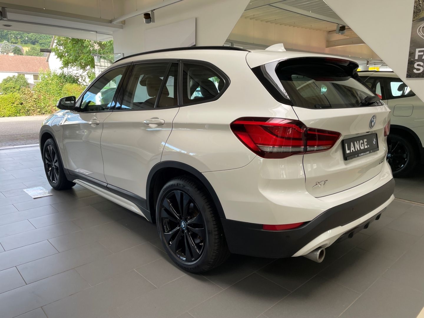 BMW X1 xDrive 25e Sport Line - Samsaru's Car Outlet
