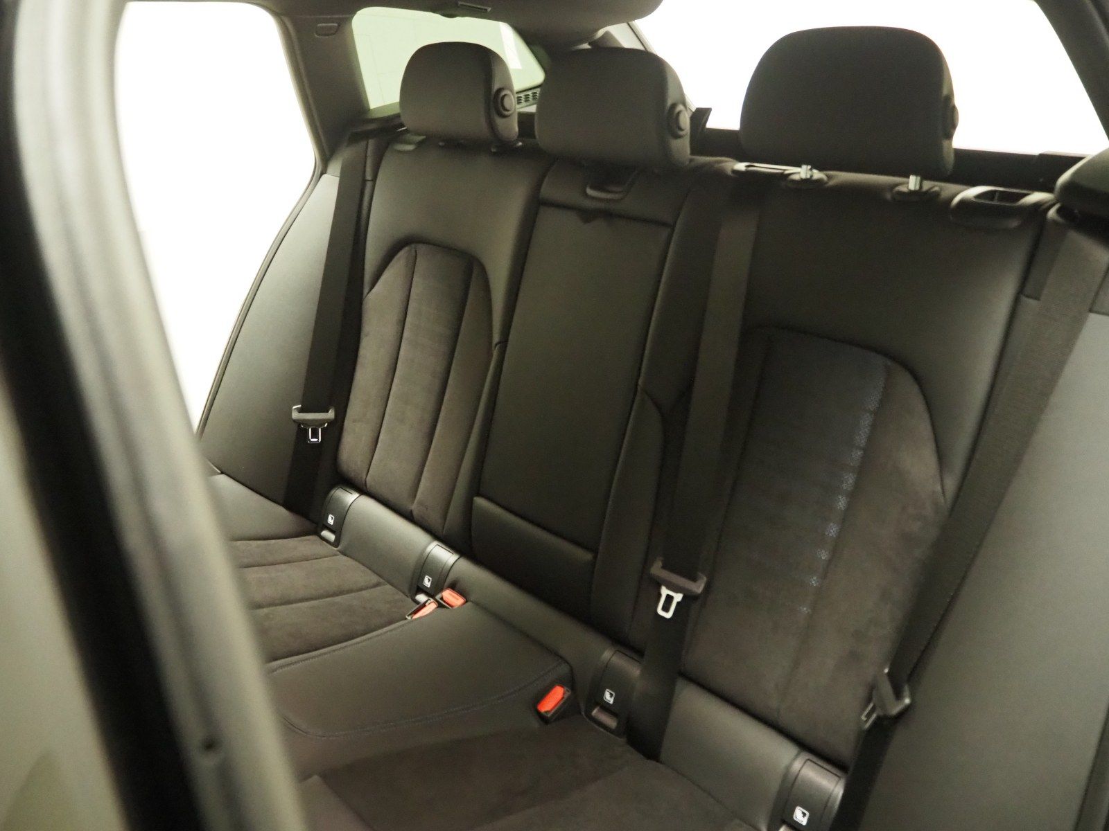 BMW 330e xDrive Touring (M-Sport Navi LED AHK HUD)