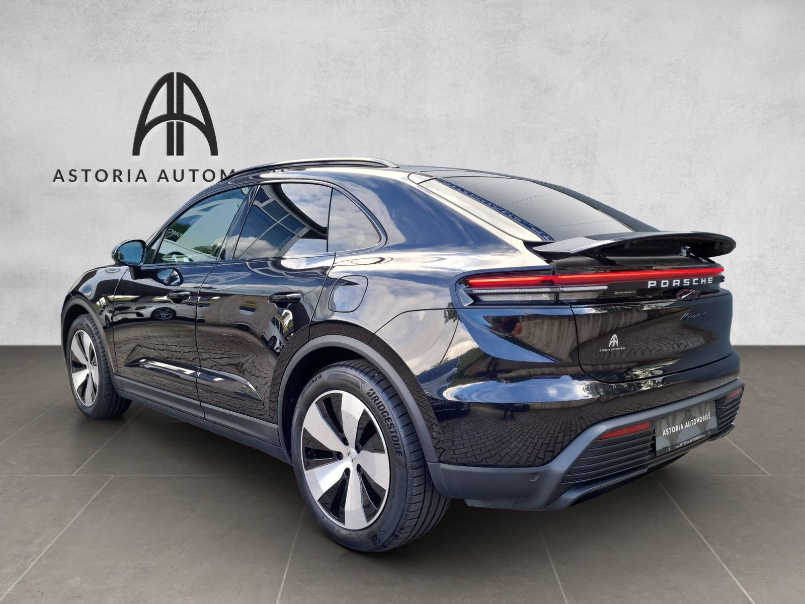 Porsche Macan 4 - Samsaru's Car Outlet
