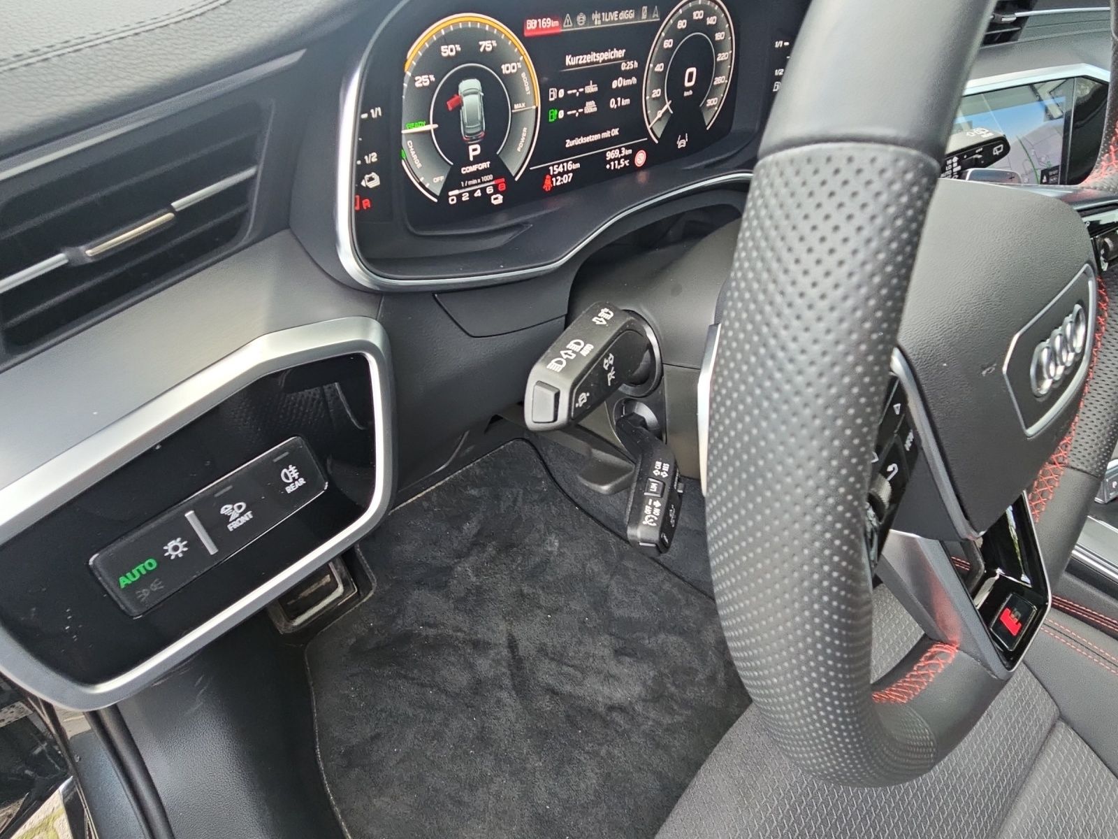 Audi A6 Avant TFSI 55 e quattro S tronic S line  Head