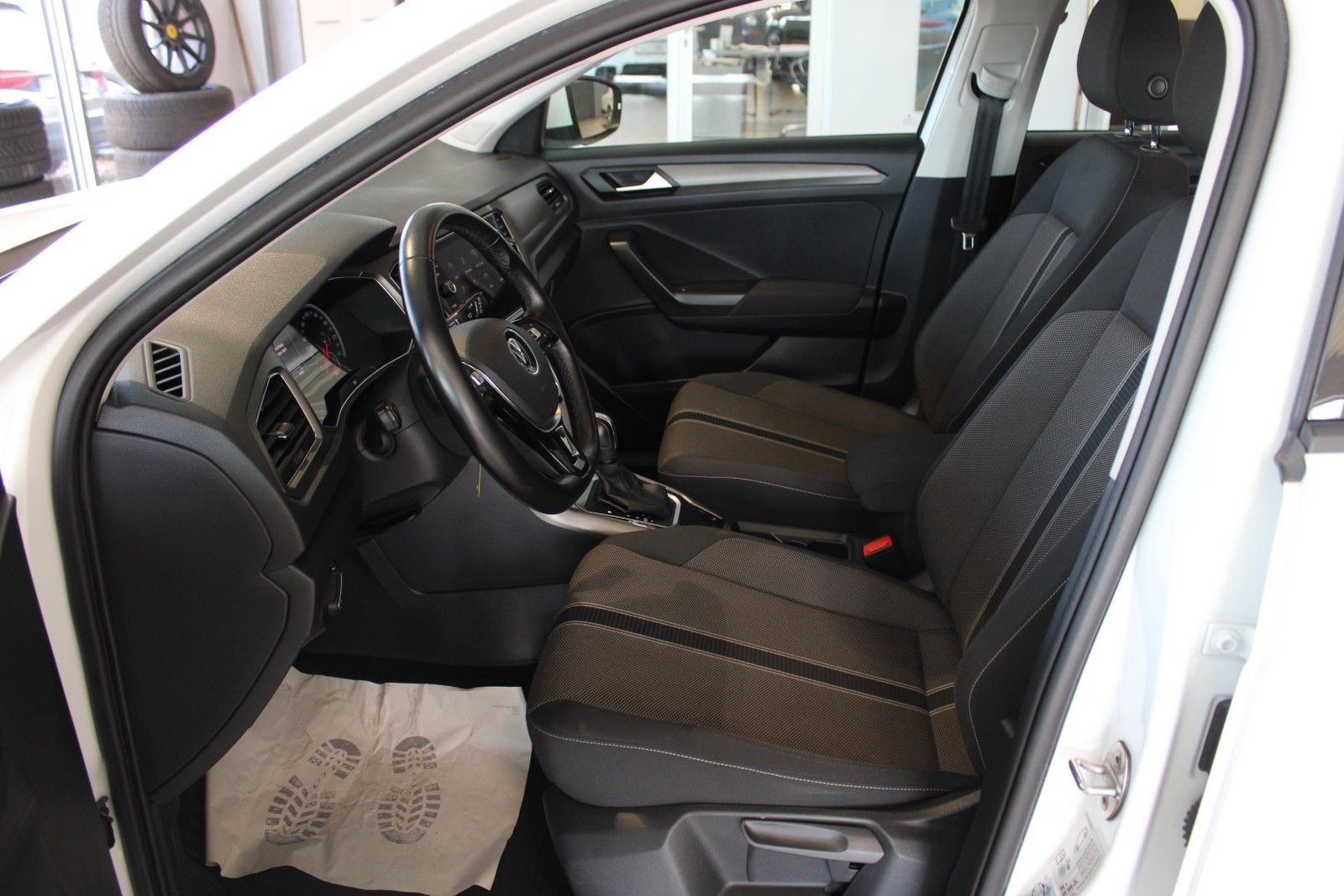Volkswagen T-Roc 1.5 TSI DSG - Samsaru's Car Outlet