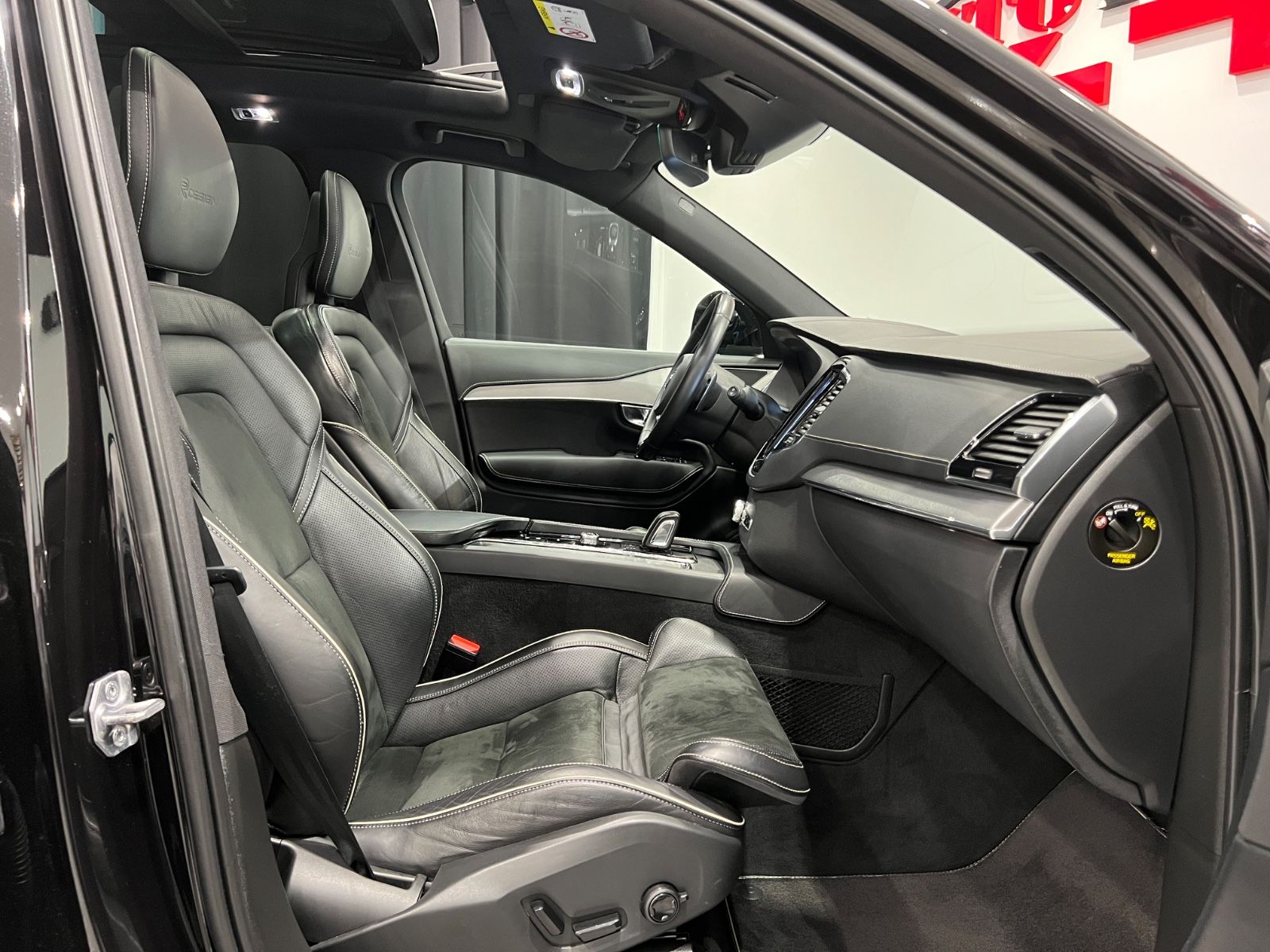 Volvo XC90 R Design AWD - Samsaru's Car Outlet